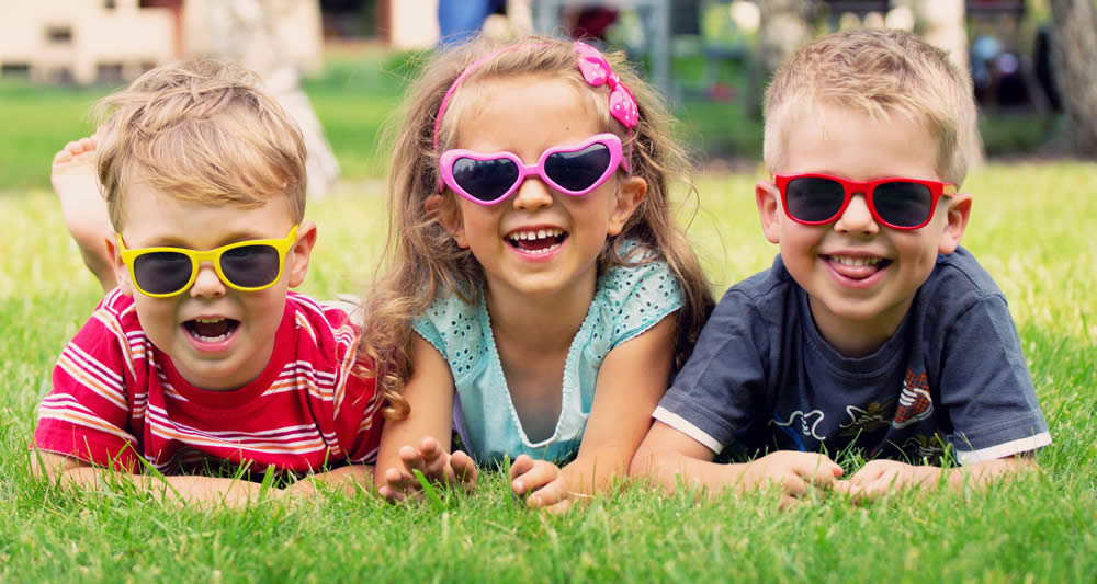 Gafas de sol… niños sanos ¡Dos razones para usarlas!