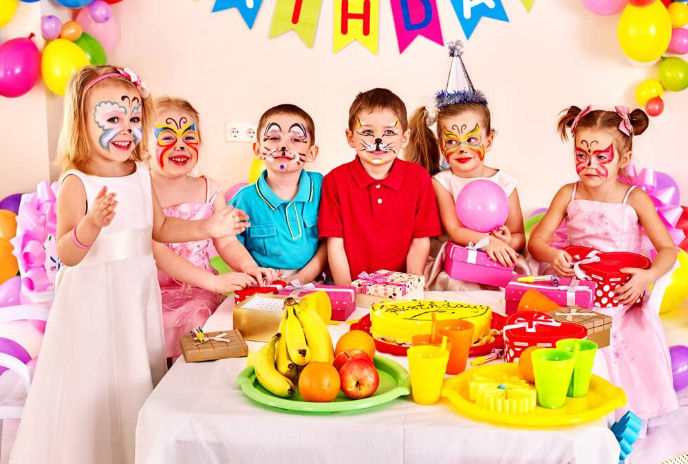 Decoración con globos y adornos para fiestas infantiles y cumpleaños